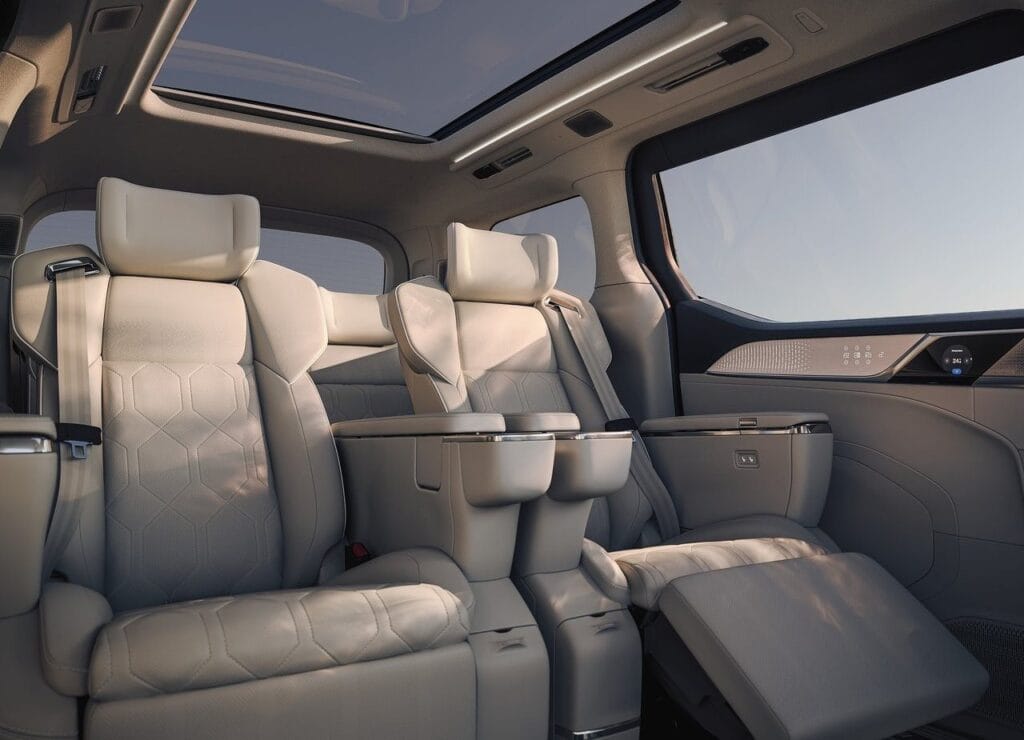 Volvo EM90 2024