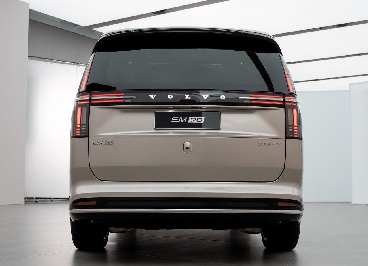 Volvo EM90 2024