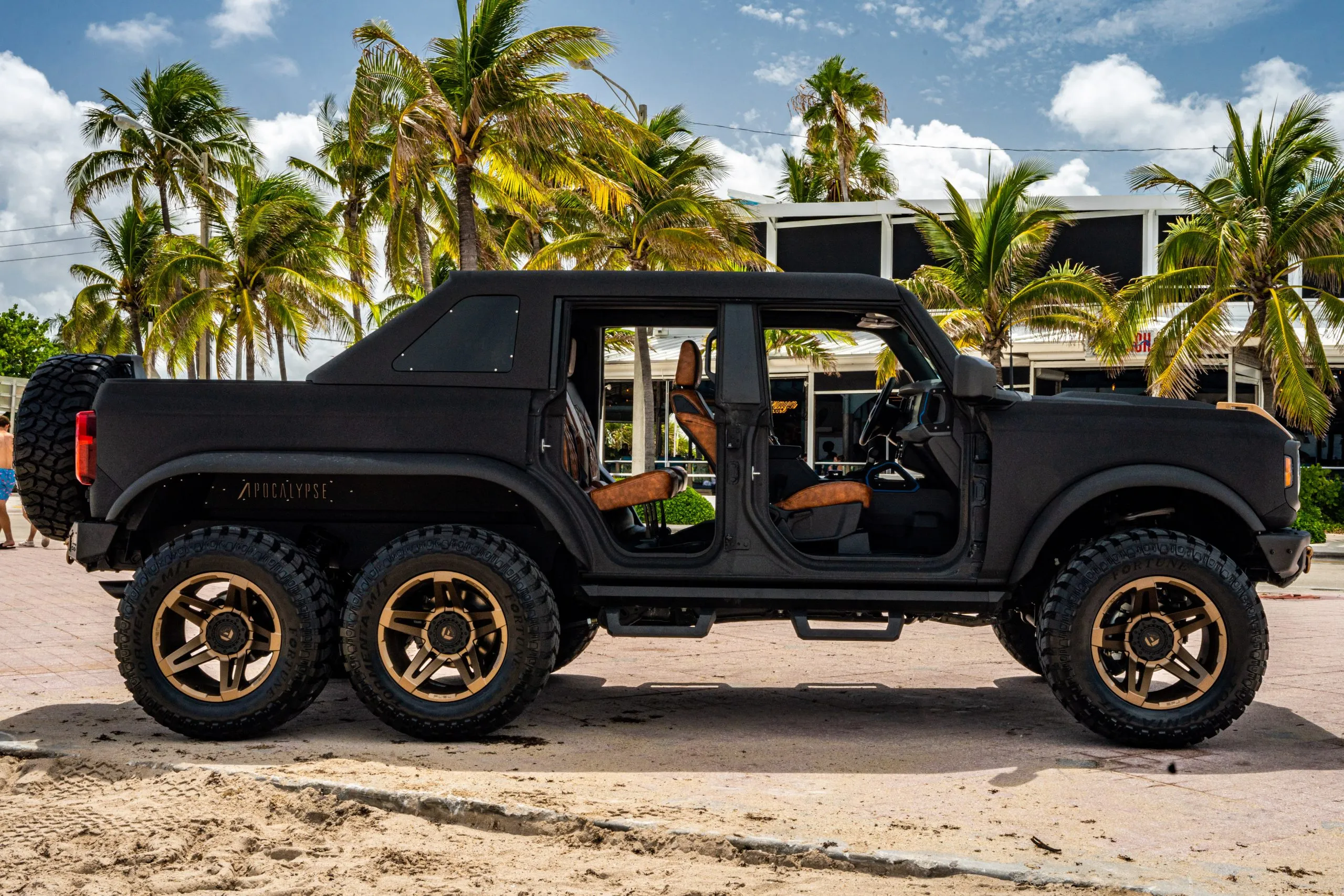Ford Bronco 6×6 Apocalypse Dark Horse