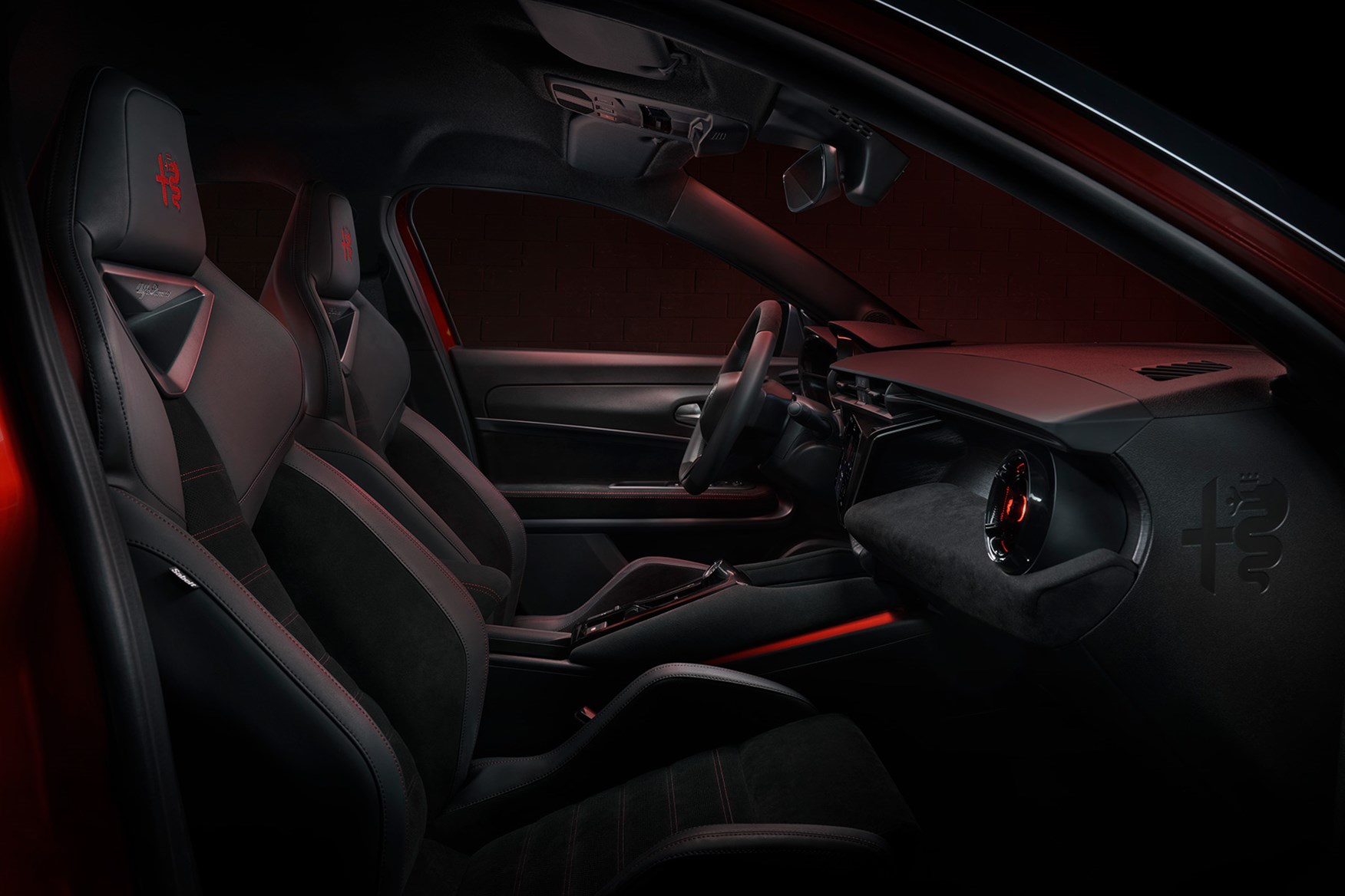 Alfa-Romeo-Milano-frente-traseira-interior
