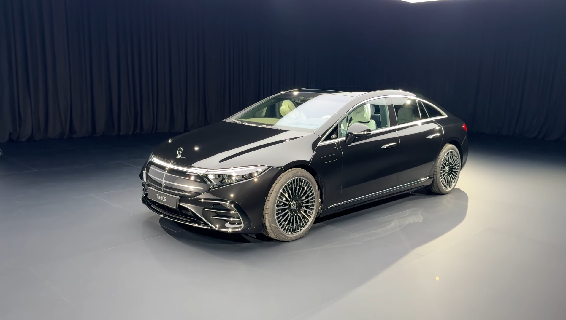 Mercedes-Bez-EQS-2025-frente-traseira-lateral