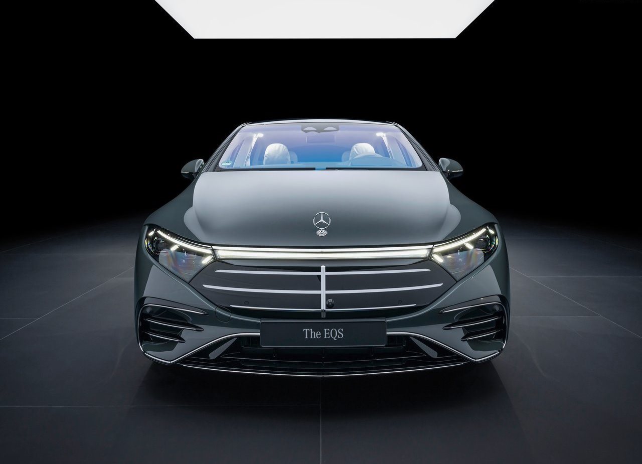 Mercedes-Bez-EQS-2025-exterior-traseira-interior-potencia