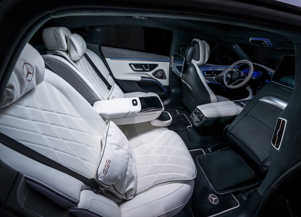 Mercedes-Bez-EQS-2025-exterior-traseira-interior