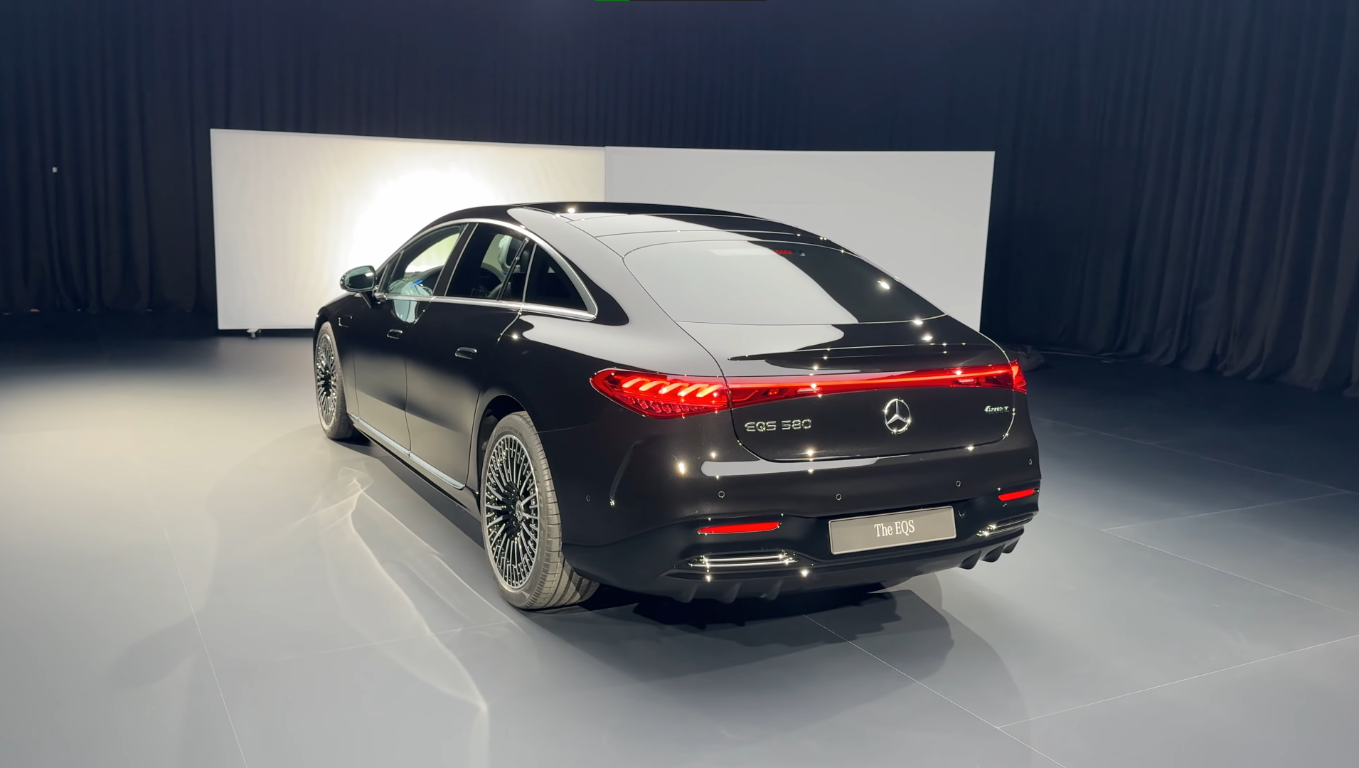 Mercedes-Bez-EQS-2025-frente-traseira