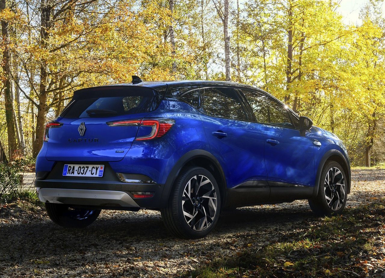 Renault-Captur-2025-frente-bancos-painel-traseira