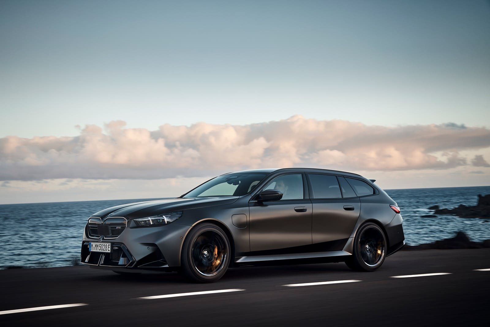 2025-BMW-M5-TOURING (1) 2025-BMW-M5-TOURING (1)