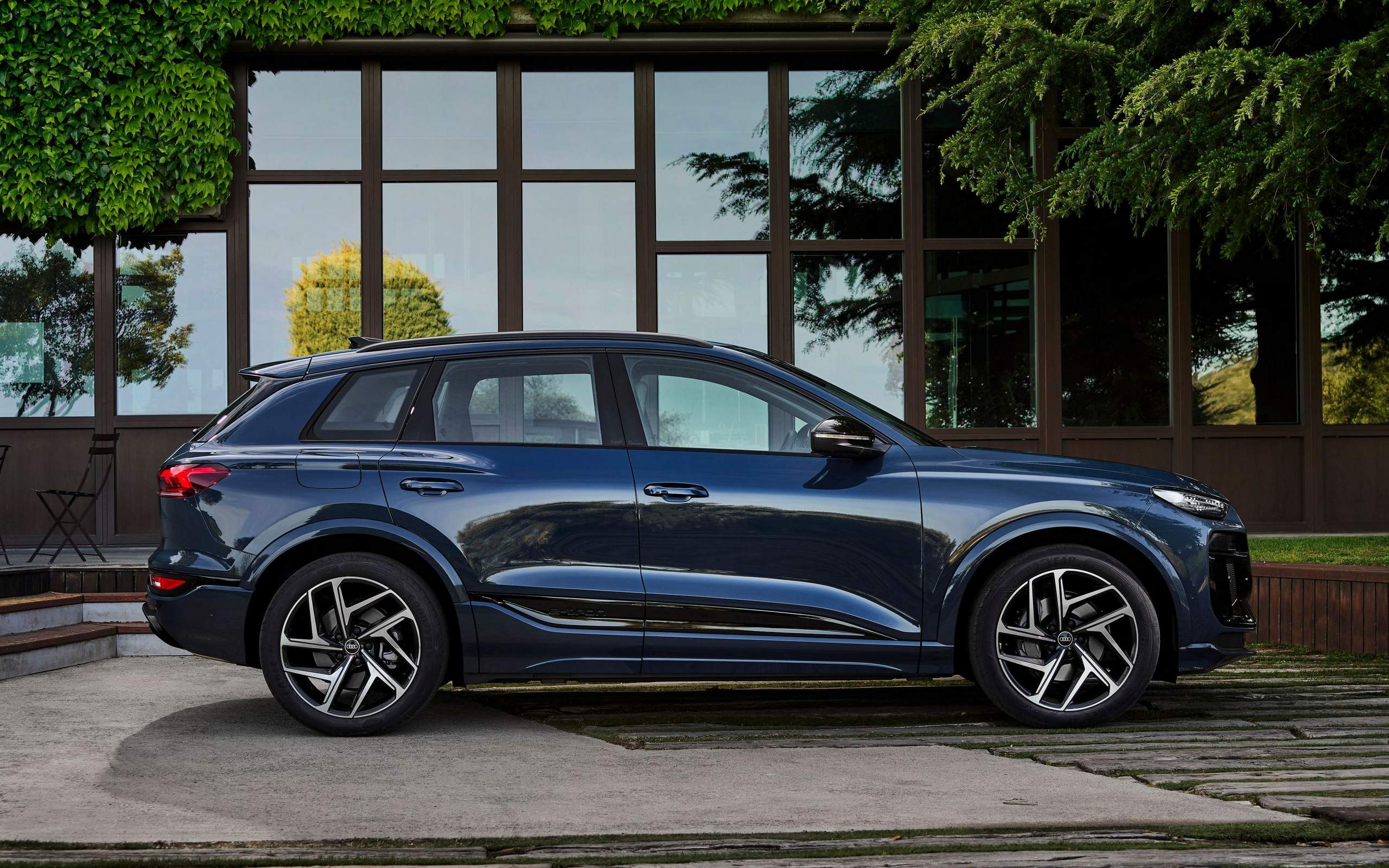 audi q6 azul de lateral
