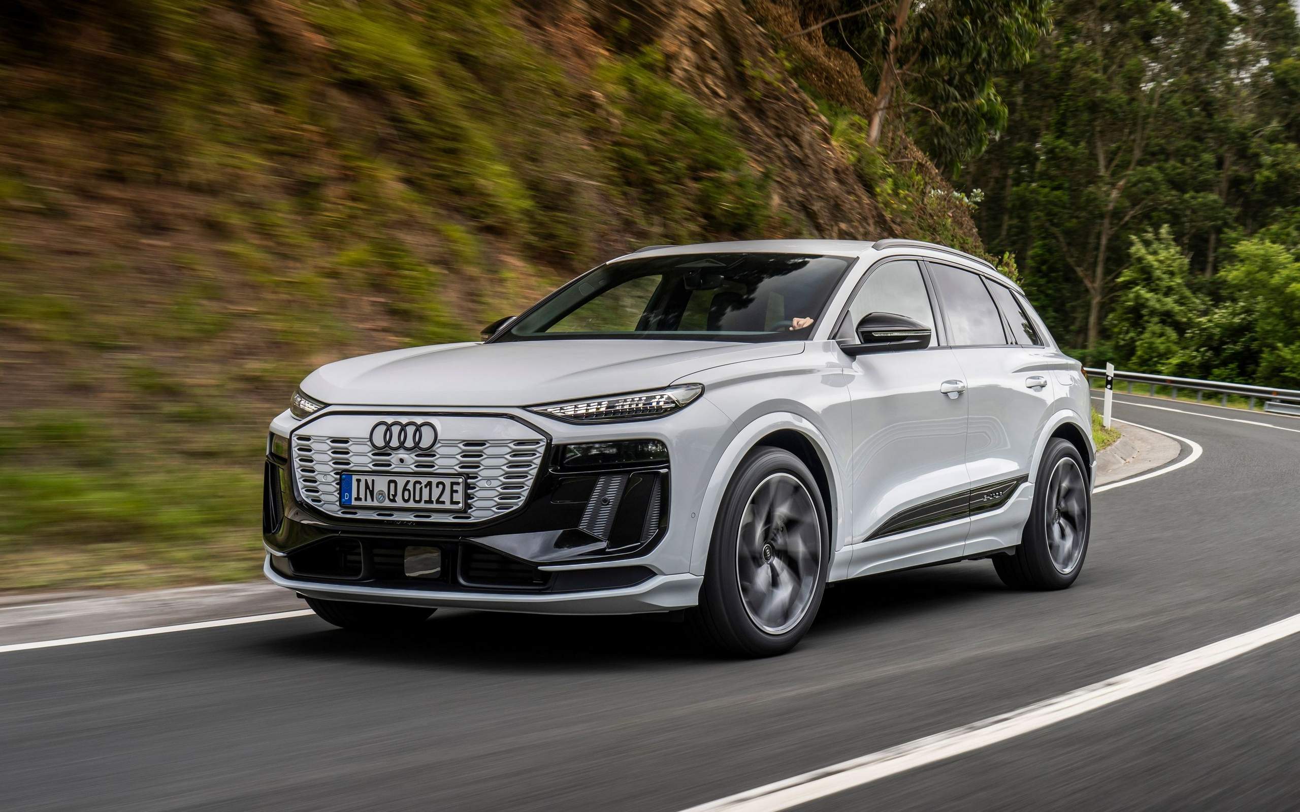 SUV elétrico da Audi correndo em uma rua urbana
