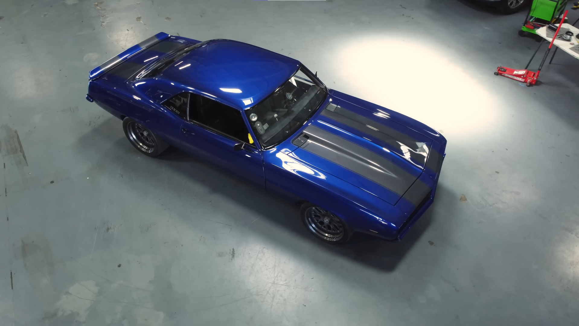 chevrolet camaro com visao de seu teto