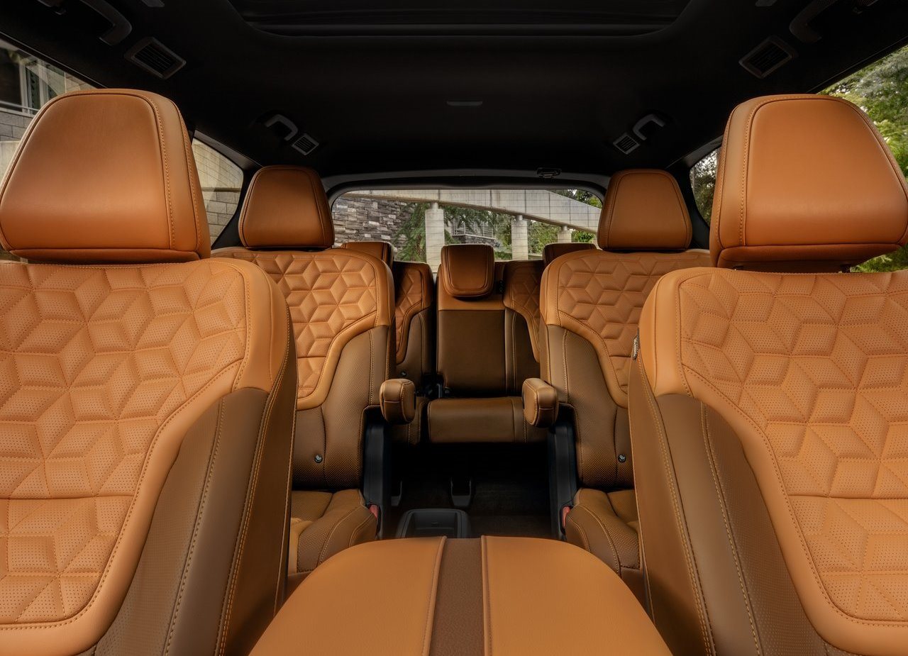 Teto solar panorâmico do Nissan Armada 2025 aberto.