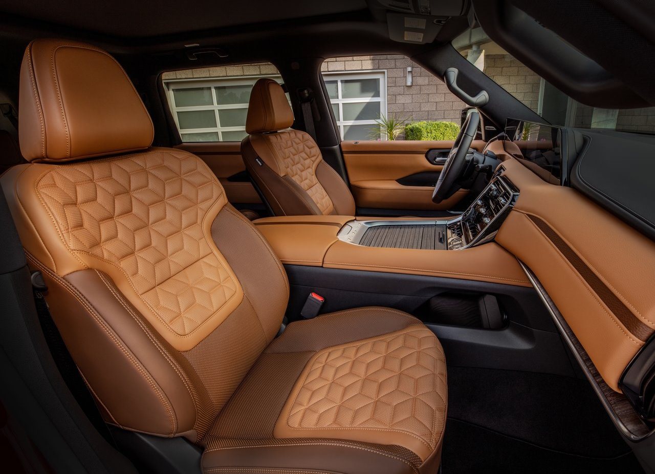 Interior luxuoso do Nissan Armada 2025 com detalhes em couro.
