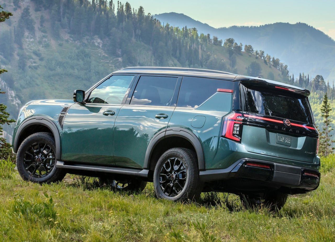Nissan Armada 2025 rebocando um barco em uma estrada.