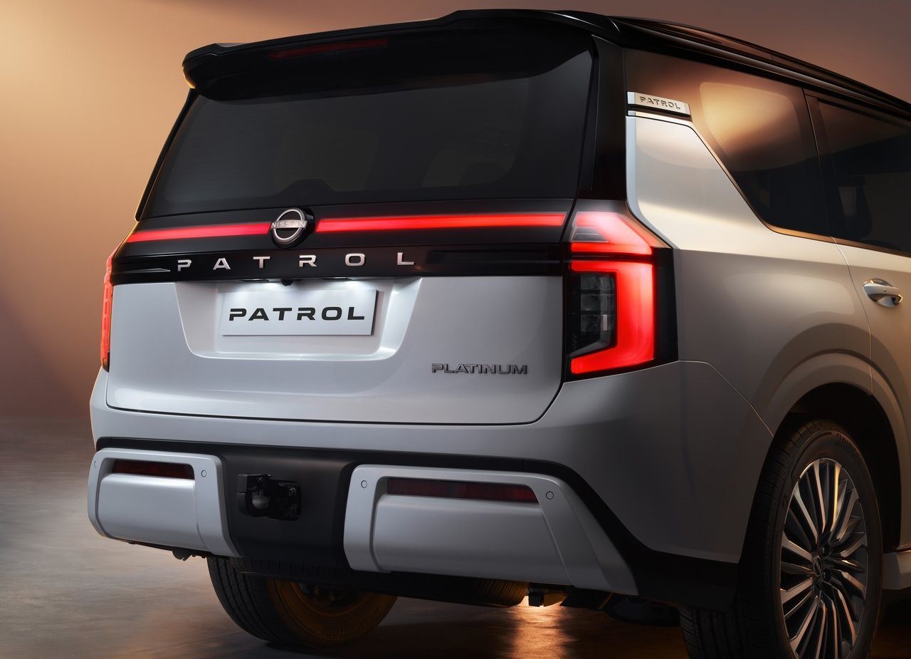 Detalhe do motor V6 biturbo de 425 cv do Nissan Patrol 2025.