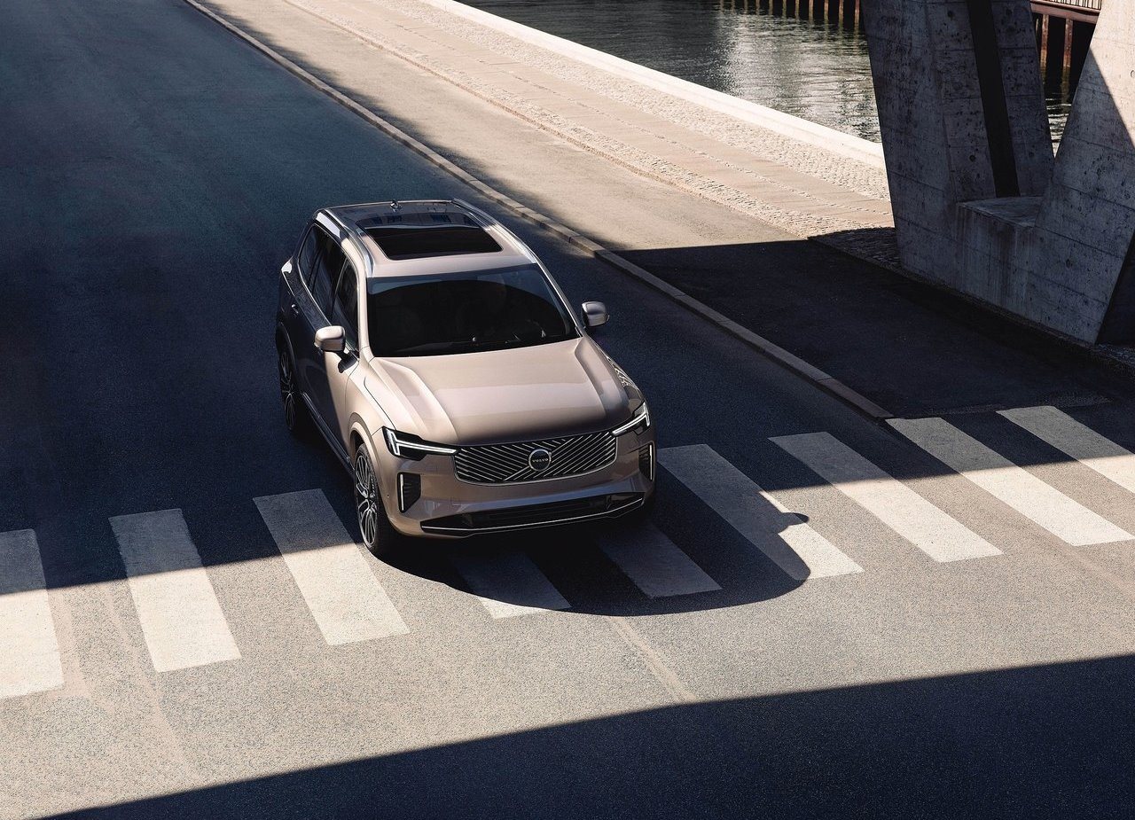 Volvo XC90 2025 em cidade com luzes noturnas