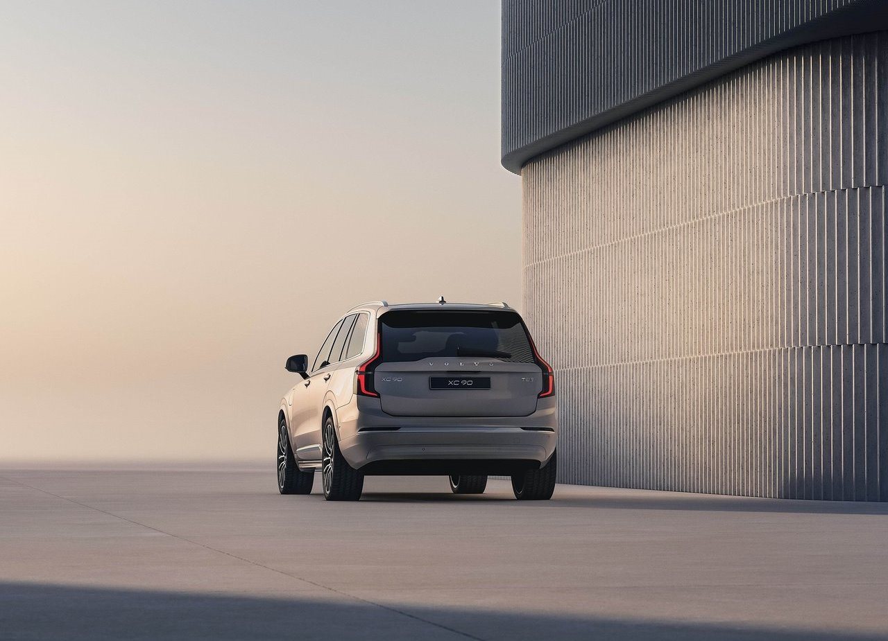 Vista lateral do Volvo XC90 2025 em uma cor cinza metálica