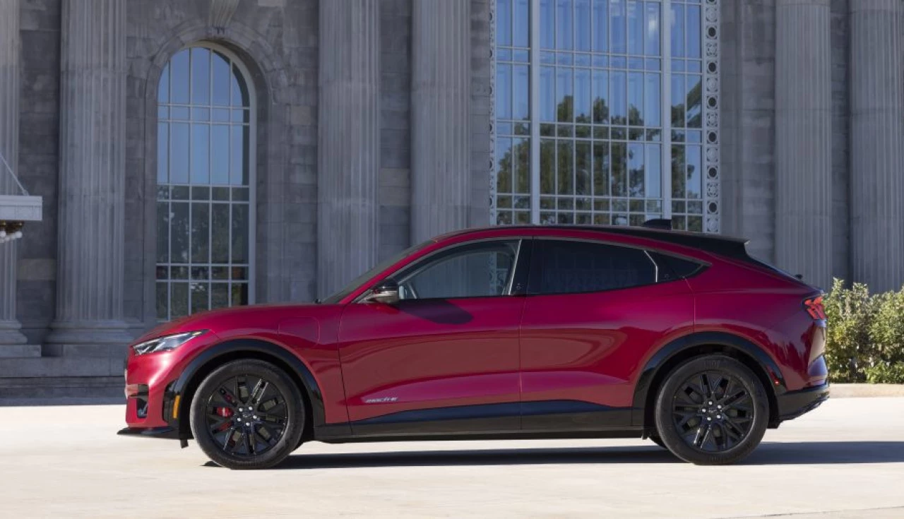 ford-mustang-mach-e-2025-exterior-interior-potencia-valores-consumo