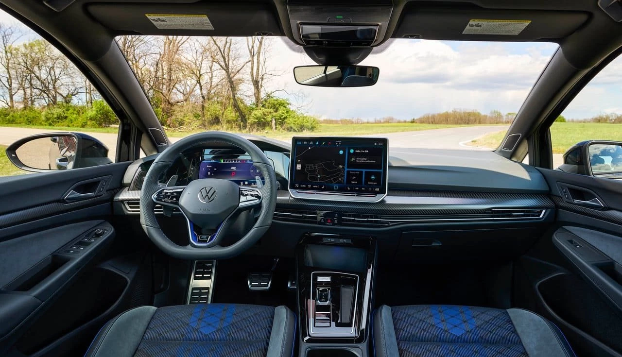 volkswagen-golf-r-black-edition-2025-interior-desempenho-tecnologia-segurança-valor-potencia