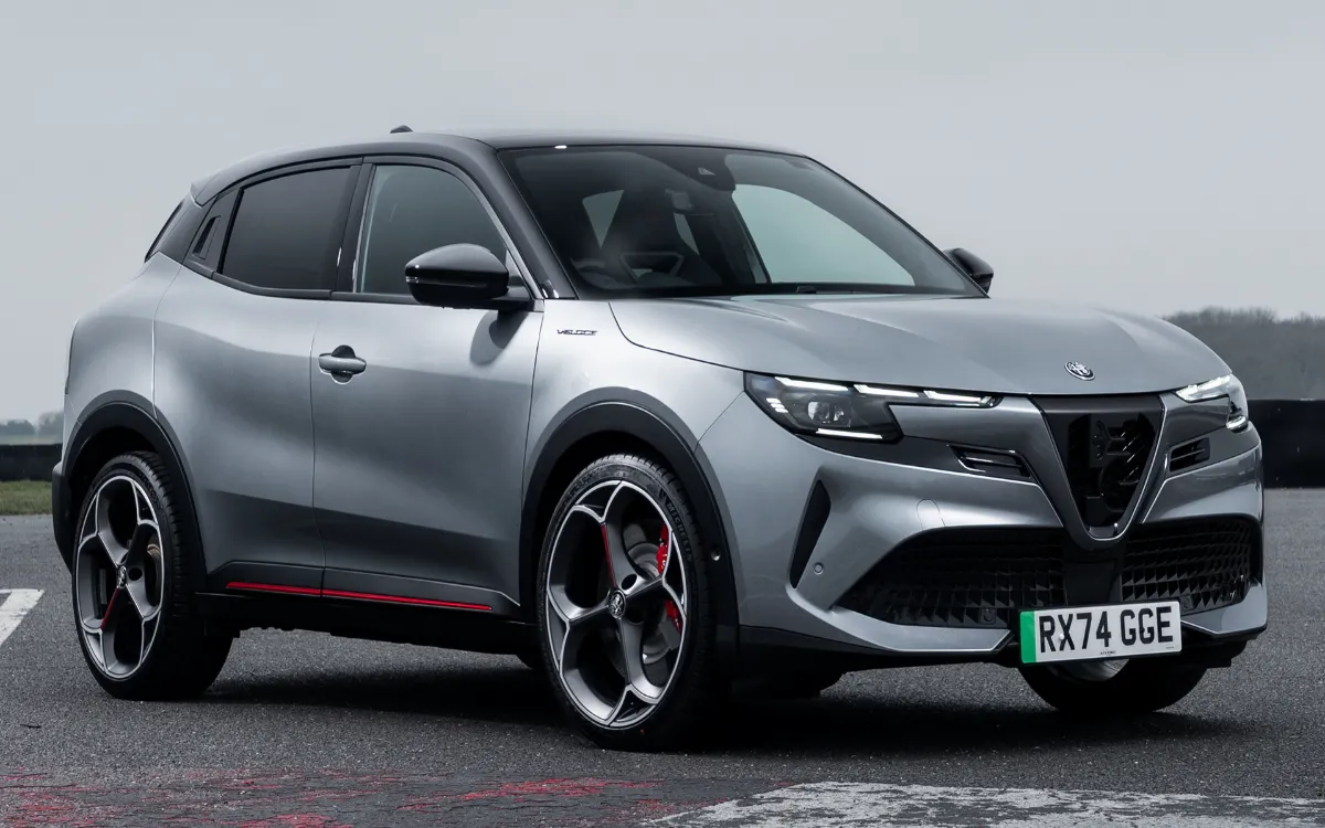 2025-Alfa-Romeo-Junior-Elettrica-Veloce-UK
