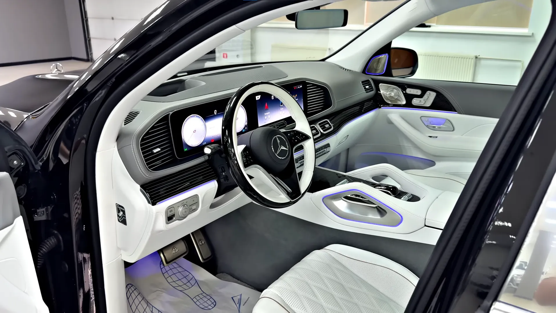 Mercedes-GLS-Maybach-600-2025-interior