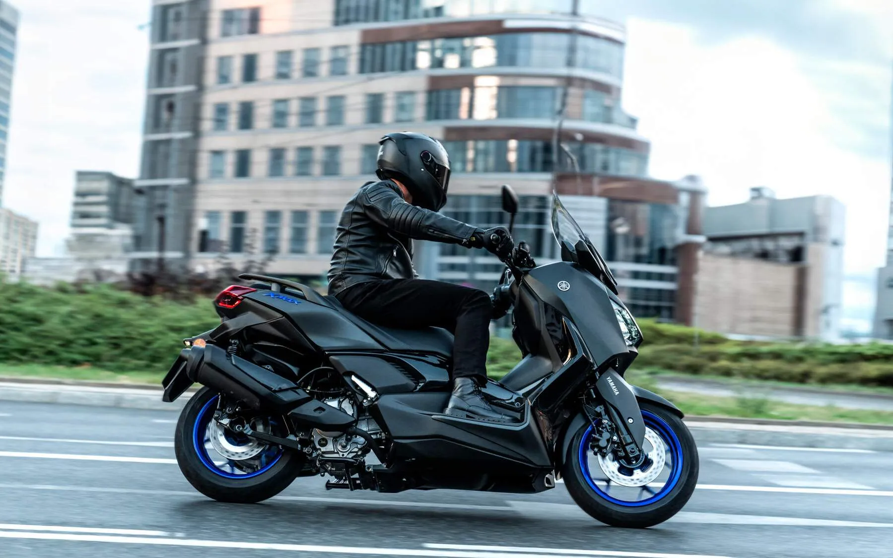 Yamaha-Xmax-300-2026-lateral