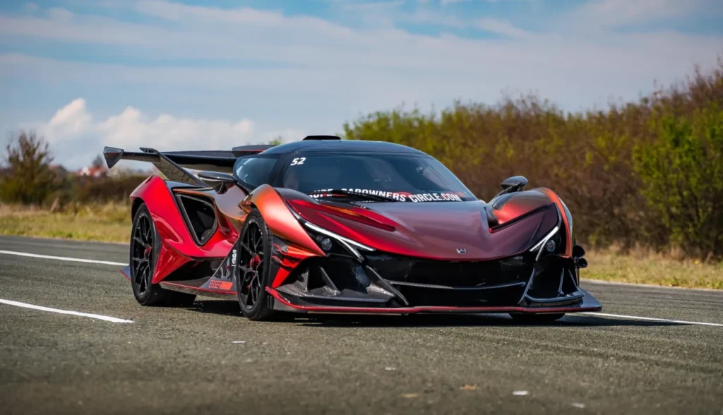 O Apollo Intensa Emozione (conhecido como Apollo IE) marca a volta triunfal da Apollo Automobil ao cenário dos hipercarros