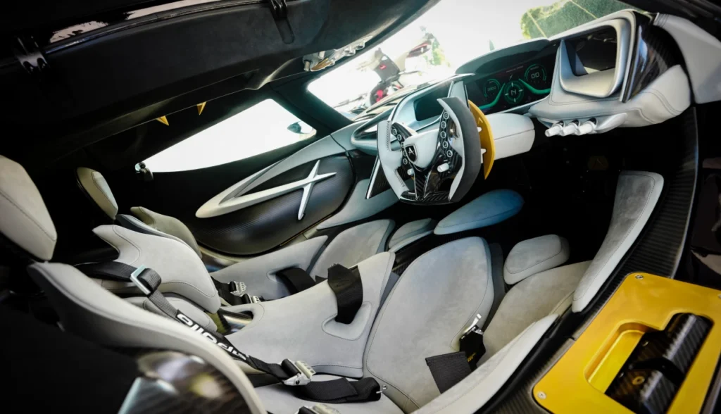 O Apollo Intensa Emozione (conhecido como Apollo IE) marca a volta triunfal da Apollo Automobil ao cenário dos hipercarros