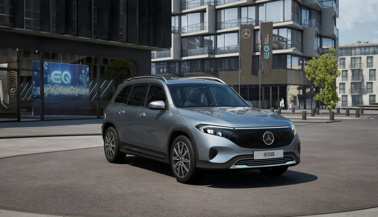 Mercedes-Benz EQB 250 2025 imagem de frente farois capo
