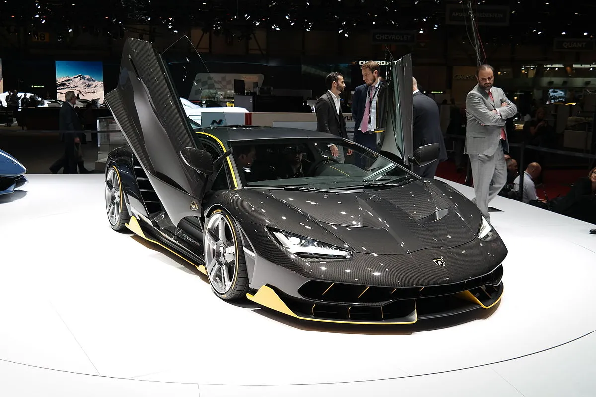 todos os modelos de produção lançados pela Lamborghini