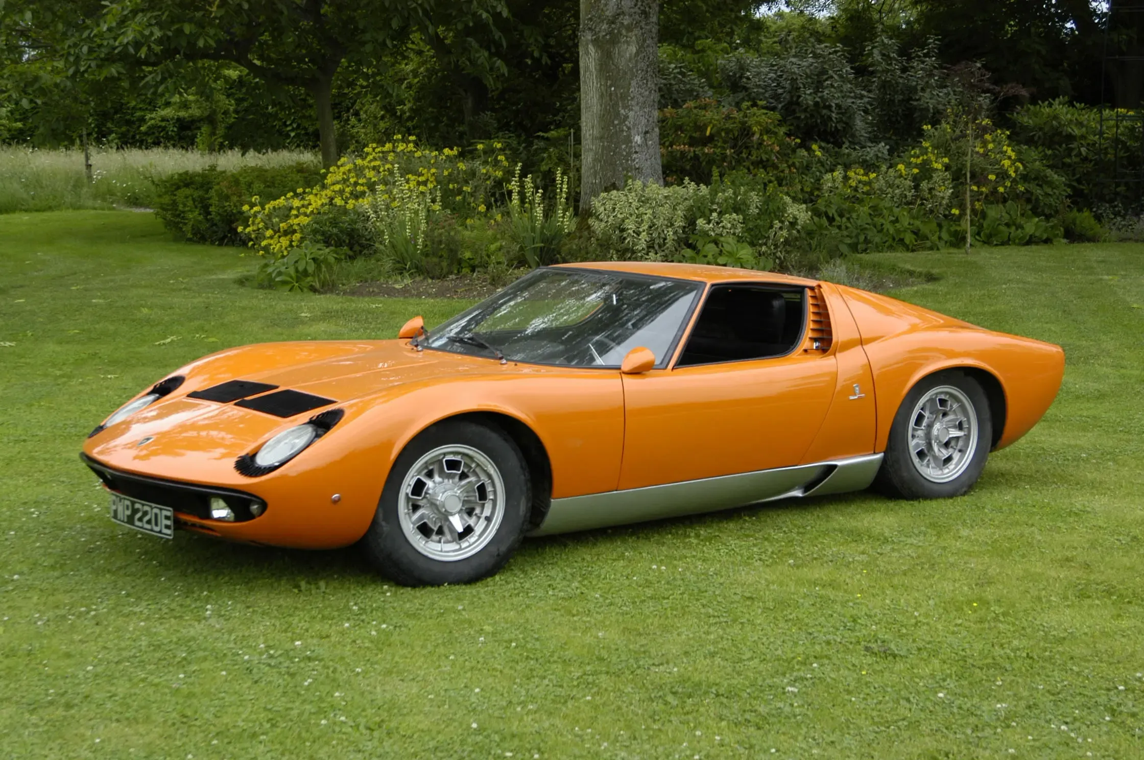 todos os modelos de produção lançados pela Lamborghini
