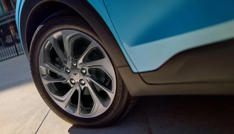 O Chevrolet Bolt 2027 está de volta e mais barato. Veja a ficha técnica do motor de 210 cv, a bateria LFP, o carregamento de 150 kW