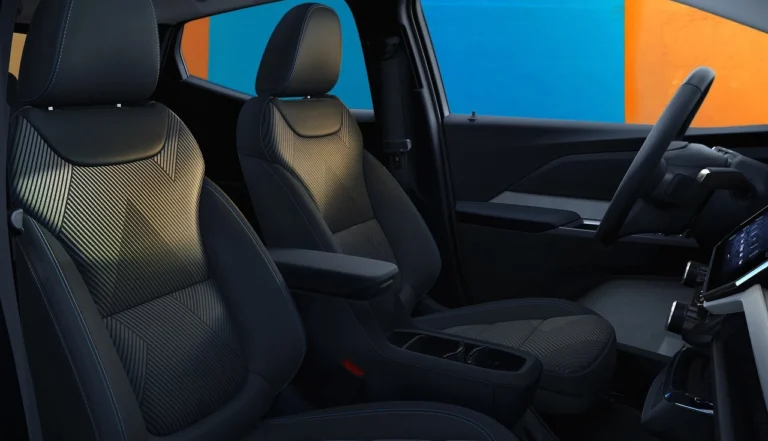 O Chevrolet Bolt 2027 está de volta e mais barato. Veja a ficha técnica do motor de 210 cv, a bateria LFP, o carregamento de 150 kW