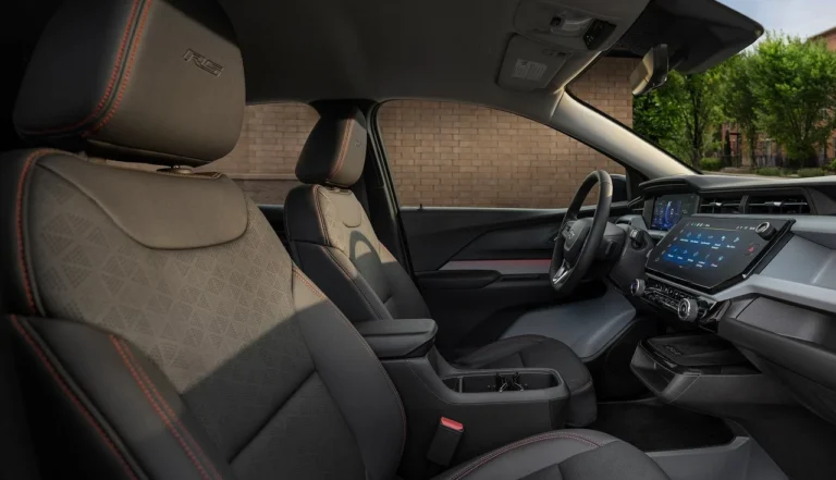 O Chevrolet Bolt 2027 está de volta e mais barato. Veja a ficha técnica do motor de 210 cv, a bateria LFP, o carregamento de 150 kW