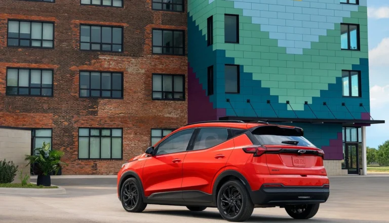 O Chevrolet Bolt 2027 está de volta e mais barato. Veja a ficha técnica do motor de 210 cv, a bateria LFP, o carregamento de 150 kW