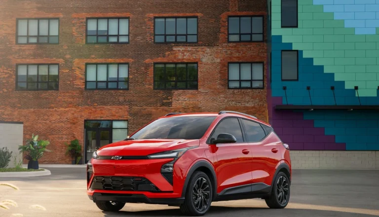 O Chevrolet Bolt 2027 está de volta e mais barato. Veja a ficha técnica do motor de 210 cv, a bateria LFP, o carregamento de 150 kW