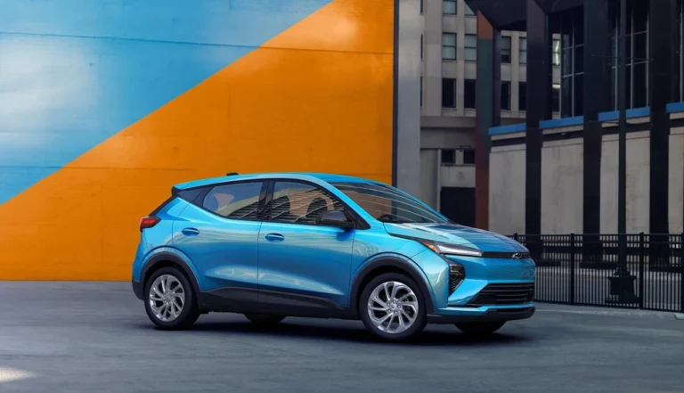 O Chevrolet Bolt 2027 está de volta e mais barato. Veja a ficha técnica do motor de 210 cv, a bateria LFP, o carregamento de 150 kW