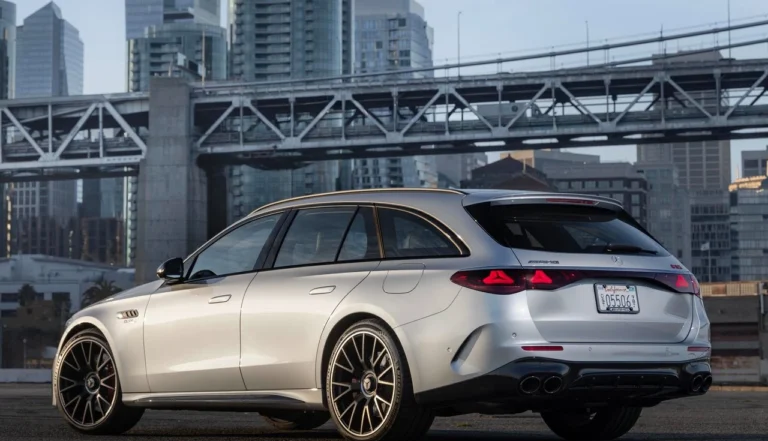 Mercedes-AMG E53 Hybrid Estate 2025, perua esportiva e elétrica leve
