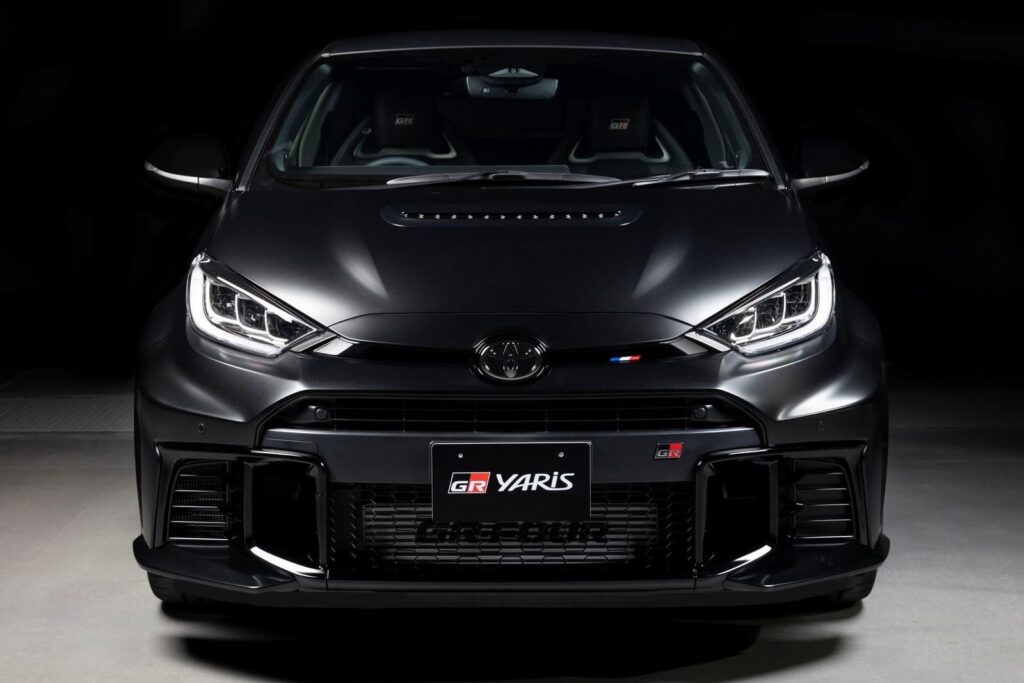 imagem de frente do Tota GR Yaris Ogier