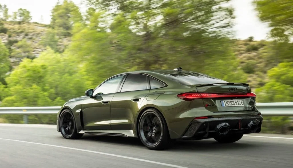 Audi RS 5 2027: o sedã que você carrega na tomada e leva ao limite na pista