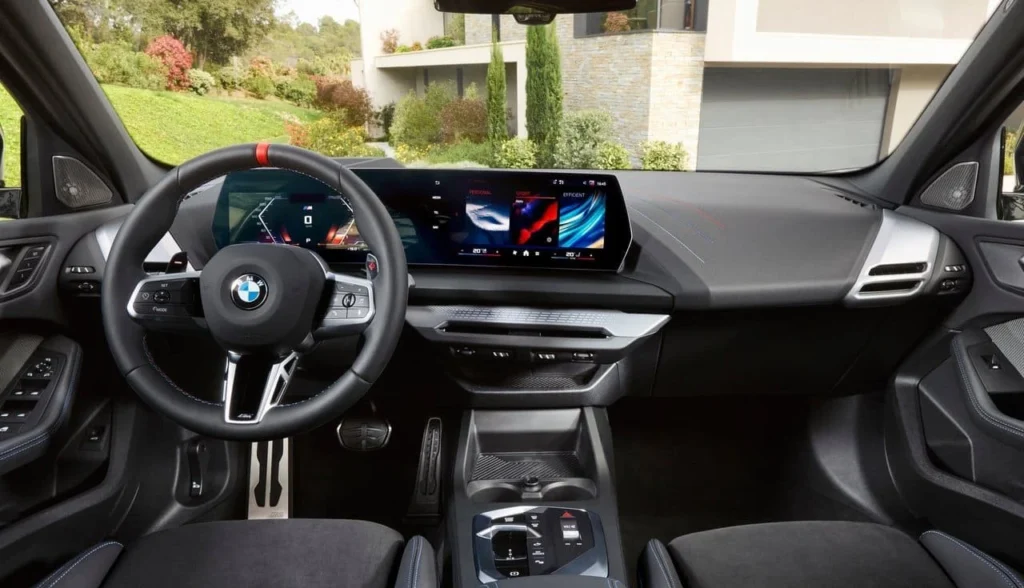 BMW M135 xDrive 2025: 317 cv num hatch que você não esperava no Brasil