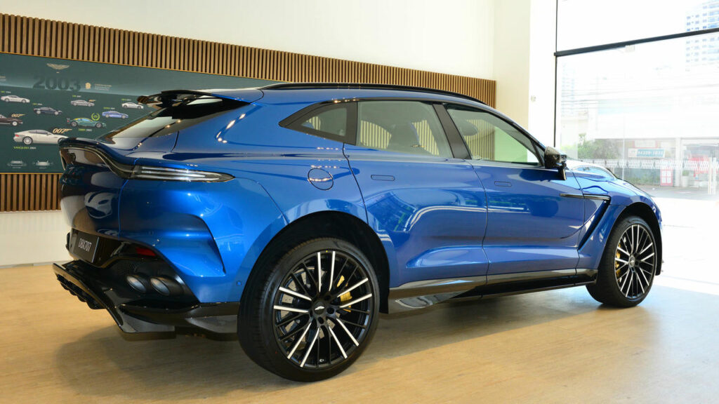 Aston Martin DBX707